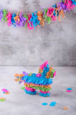 Eşek ya da at şeklinde geleneksel Meksika pinyatası.