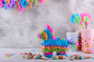 Eşek ya da at şeklinde geleneksel Meksika pinyatası.