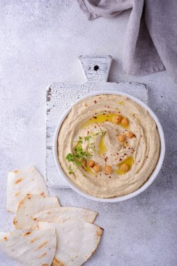 Nohut ve pide düz ekmekten humus. Sağlıklı vejetaryen yemekleri