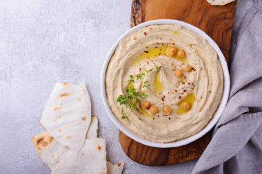 Nohut ve pide düz ekmekten humus. Sağlıklı vejetaryen yemekleri