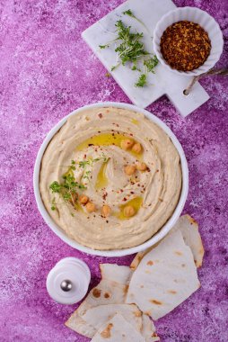 Nohut ve pide düz ekmekten humus. Sağlıklı vejetaryen yemekleri