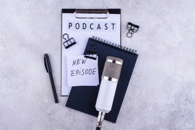 Podcast yeni bölüm konsepti. Üzerinde mikrofon bulunan blog yazarı veya podcaster 'ın çalışma masası