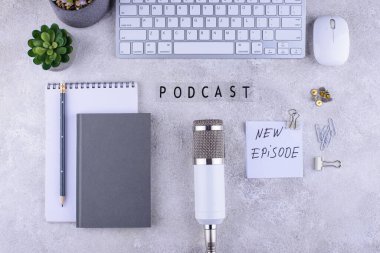 Podcast yeni bölüm konsepti. Üzerinde mikrofon bulunan blog yazarı veya podcaster 'ın çalışma masası