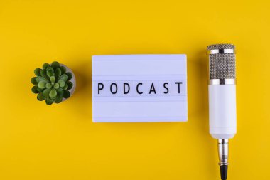 Podcast yeni bölüm konsepti. Üzerinde mikrofon bulunan blog yazarı veya podcaster 'ın çalışma masası