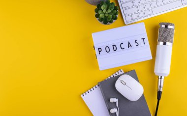 Podcast yeni bölüm konsepti. Üzerinde mikrofon bulunan blog yazarı veya podcaster 'ın çalışma masası