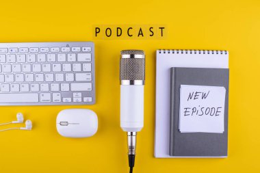 Podcast yeni bölüm konsepti. Üzerinde mikrofon bulunan blog yazarı veya podcaster 'ın çalışma masası