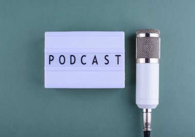 Podcast yeni bölüm konsepti. Üzerinde mikrofon bulunan blog yazarı veya podcaster 'ın çalışma masası