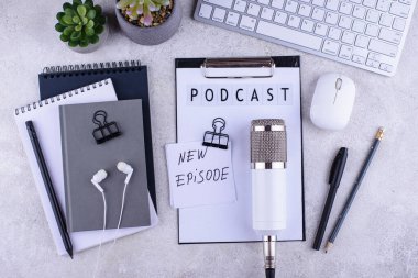 Podcast yeni bölüm konsepti. Üzerinde mikrofon bulunan blog yazarı veya podcaster 'ın çalışma masası