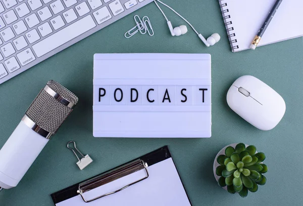 Podcast Nya Episod Koncept Skrivbord För Bloggare Eller Podcaster Med — Stockfoto