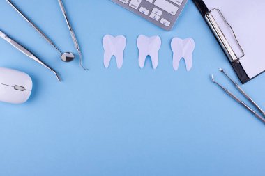 Stomatoloji araçları ve dişleriyle dünya dişçileri günü konsepti