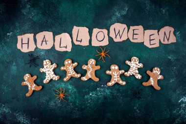 Mumya, iskelet ve zombi şeklinde korkunç Cadılar Bayramı kurabiyeleri.