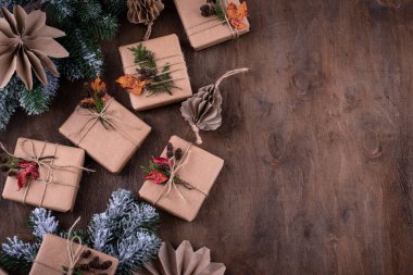 Noel hediye kutuları kağıt içinde çevre dostu dekorasyonla