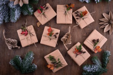 Noel hediye kutuları kağıt içinde çevre dostu dekorasyonla