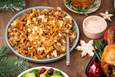 Fırında tavuk ve geleneksel yemekli Noel yemeği.