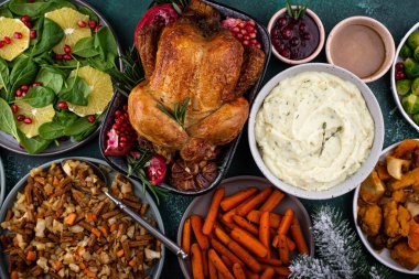 Fırında tavuk ve geleneksel yemekli Noel yemeği.