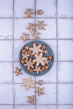 Noel kurabiyeleri kar tanesi şeklinde.