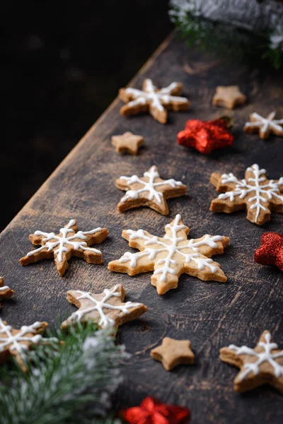 Χριστουγεννιάτικα Και Πρωτοχρονιάτικα Μπισκότα Σχήμα Νιφάδας Χιονιού — Φωτογραφία Αρχείου