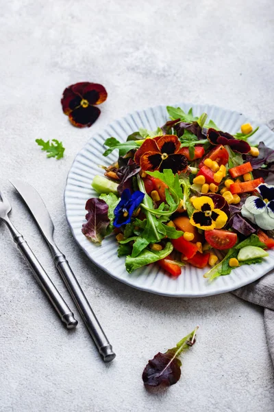 Vegetable Fresh Vegan Salad Edible Flowers — Fotografia de Stock