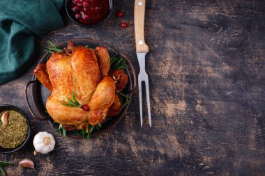 Noel yemeği için pişirilmiş tavuk. Geleneksel bayram yemekleri