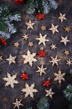 Noel ve yeni yıl kurabiyeleri kar tanesi şeklinde.