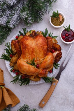 Noel yemeği için pişirilmiş tavuk. Geleneksel bayram yemekleri