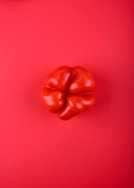 Kırmızı arka planda kırmızı tatlı biber.