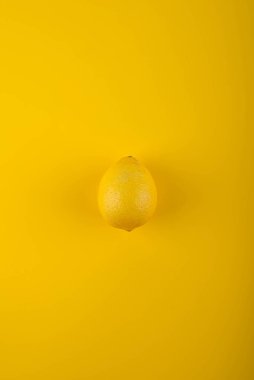 Sarı arka planda olgun limon. Monokrom kavramı