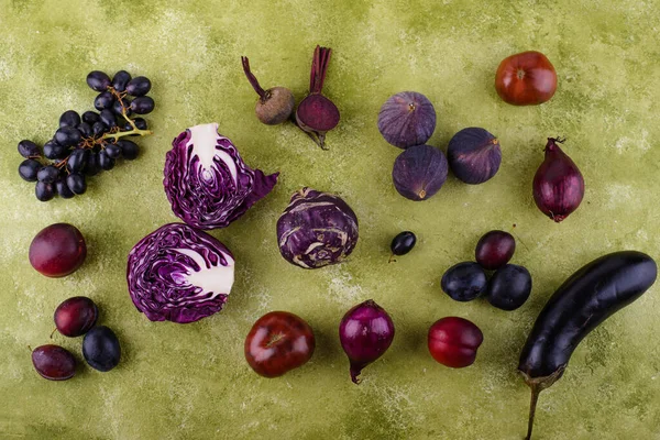 Assortment Different Purple Vegetables Flatlay Green Background Festive Concept — Stock Photo, Image
