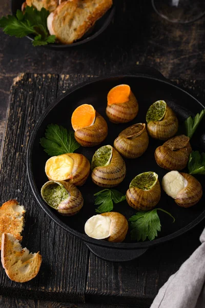 烤蜗牛带着面包吃 传统的法国菜 — 图库照片