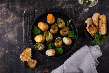 Fırında salyangoz ve ekmek. Geleneksel Fransız yemeği.