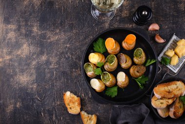 Fırında salyangoz ve ekmek. Geleneksel Fransız yemeği.