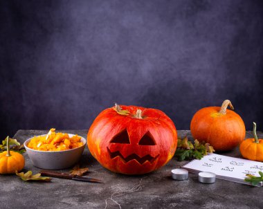 Cadılar Bayramı balkabağından balkabağı kabağı kabağı yapan korkunç suratlı defter.