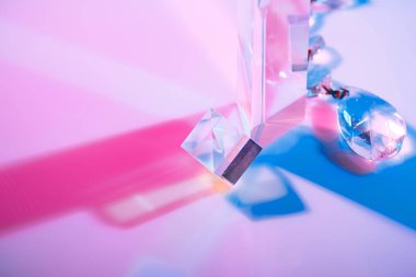 Optik cam kristal prizması. Çoklu renkli holografik ışık efekti