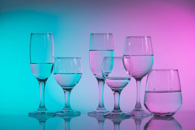 Neon çok renkli duoton ışıklı şarap bardakları