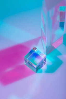 Optik cam kristal prizması. Çoklu renkli holografik ışık efekti
