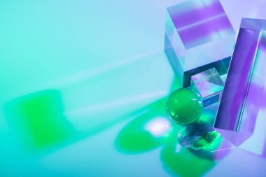 Optik cam kristal prizması. Çoklu renkli holografik ışık efekti