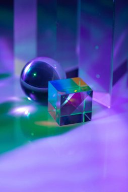 Optik cam kristal prizması. Çoklu renkli holografik ışık efekti
