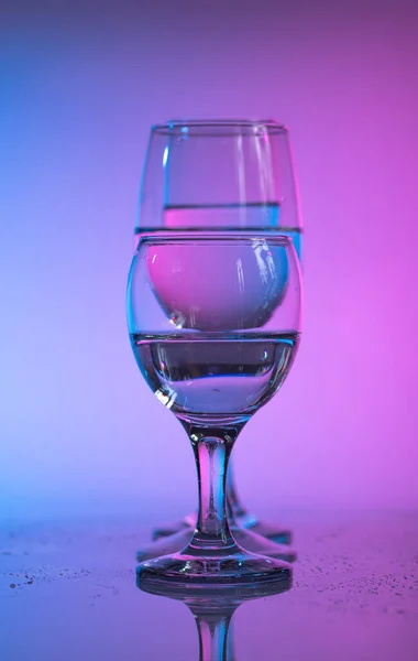 Neon Çok Renkli Duoton Işıklı Şarap Bardakları — Stok fotoğraf