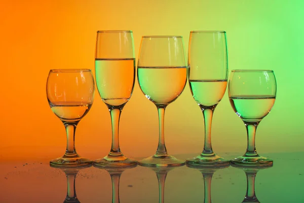 Copas Vino Con Luz Duoton Multicolor Neón —  Fotos de Stock