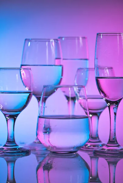Neon Çok Renkli Duoton Işıklı Şarap Bardakları — Stok fotoğraf