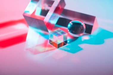 Optik cam kristal prizması. Çoklu renkli holografik ışık efekti