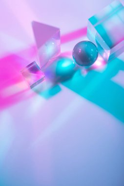 Optik cam kristal prizması. Çoklu renkli holografik ışık efekti