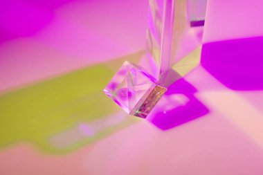 Optik cam kristal prizması. Çoklu renkli holografik ışık efekti