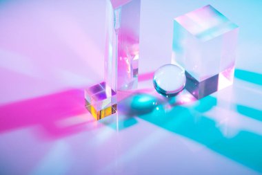 Optik cam kristal prizması. Çoklu renkli holografik ışık efekti