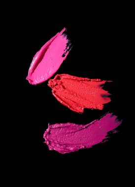 Farklı kozmetik ruj örnekleri ve siyah arkaplanda leke