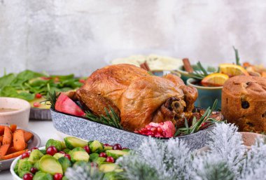 Fırında tavuk ve geleneksel yemekli Noel yemeği.