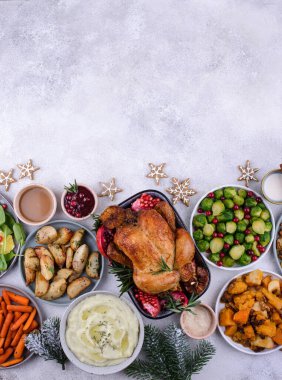Fırında tavuk ve geleneksel yemekli Noel yemeği.