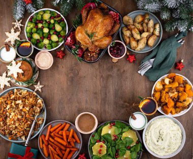 Fırında tavuk ve geleneksel yemekli Noel yemeği.