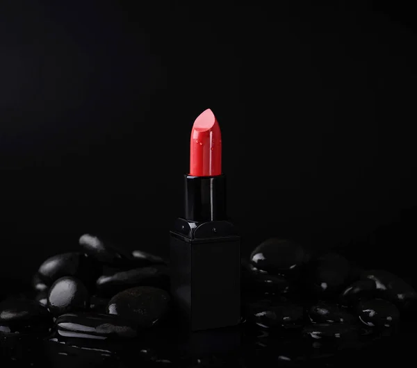 Tubo Rossetto Rosso Pietre Nere Trucco Prodotto Cosmetico Fotografia — Foto Stock