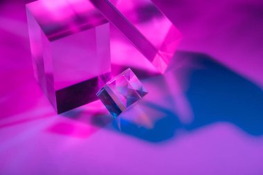 Optik cam kristal prizması. Çoklu renkli holografik ışık efekti